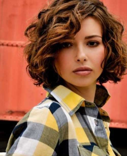 Pretty Short Curly Hairstyle for Women