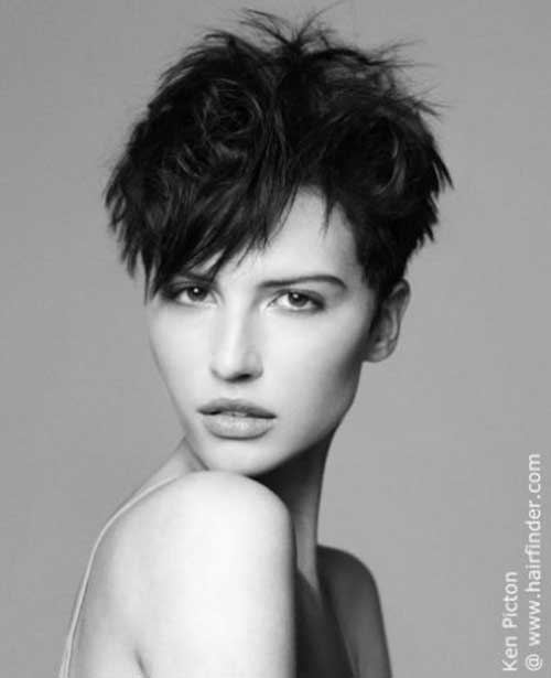 Short Haircuts for Women Over 40-7