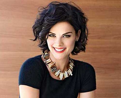 Short-Hairstyles-for-Curly-Hair-And-Oval-Face-Shape