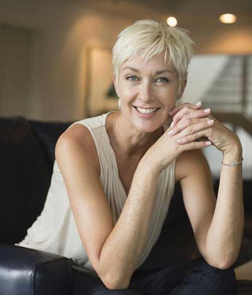 Short Haircuts for Women Over 50-16