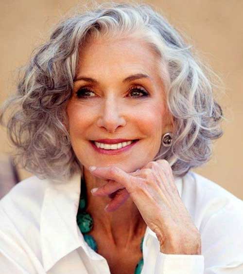 Short Haircuts for Older Women-17