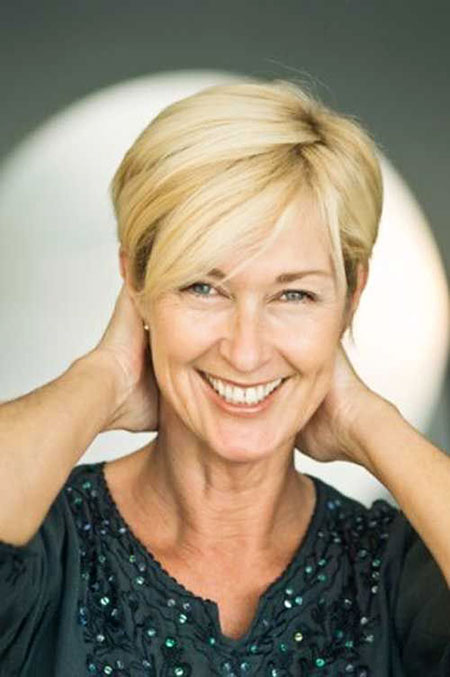 12-Short-Haircuts-for-Older-Woman-503