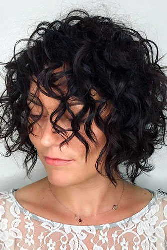 21-short-haircuts-for-women-with-curly-hair-17052019141021