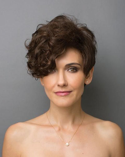 8-short-curly-hairstyles-with-bangs-1705201914108