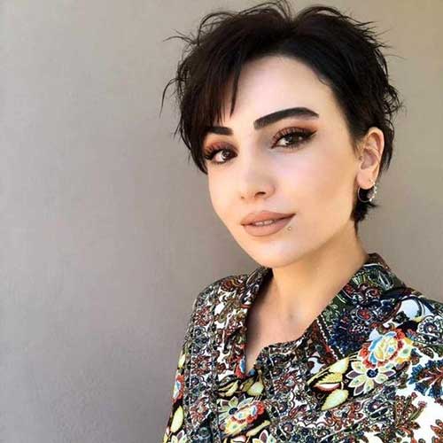 17.Short Hairstyle for Round Faces