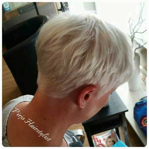 Short Haircuts for Women Over 50-19