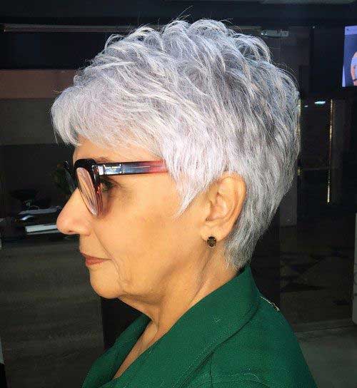 Short Pixie Haircuts for Women Over 50-7